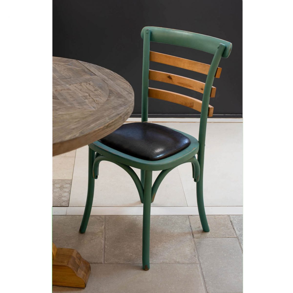 כסא עץ לפינת אוכל מרופד ירוק